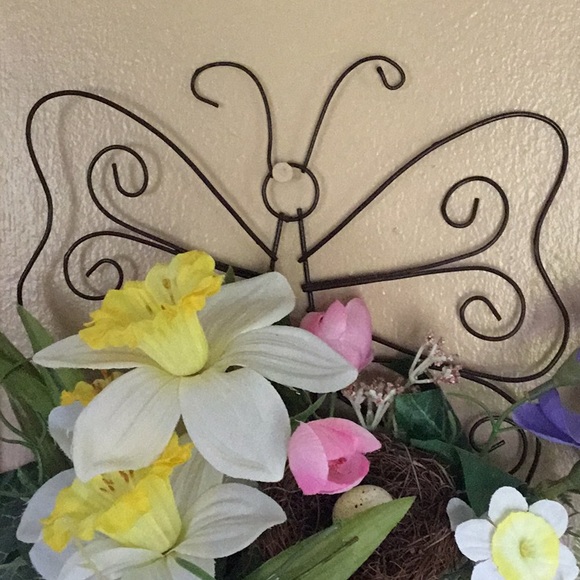 Butterfly spring floral basket - Picture 2 of 6